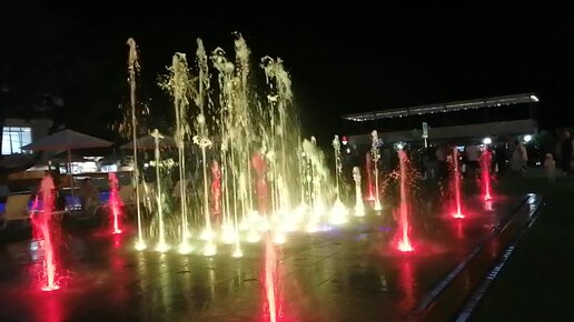 Пиро алушта что это. Фонтан в городе. Новый фонтан в Алуште. Фонтан в Алуште на набережной. Фонтан Алушта центр новый.