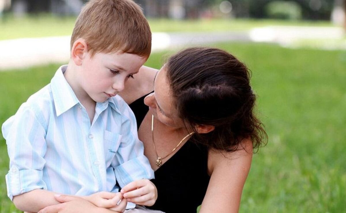 Тревожный ребенок. Тревожность у детей. Мальчик стесняется маму. Застенчивый ребенок. Застенчивый ребенок.