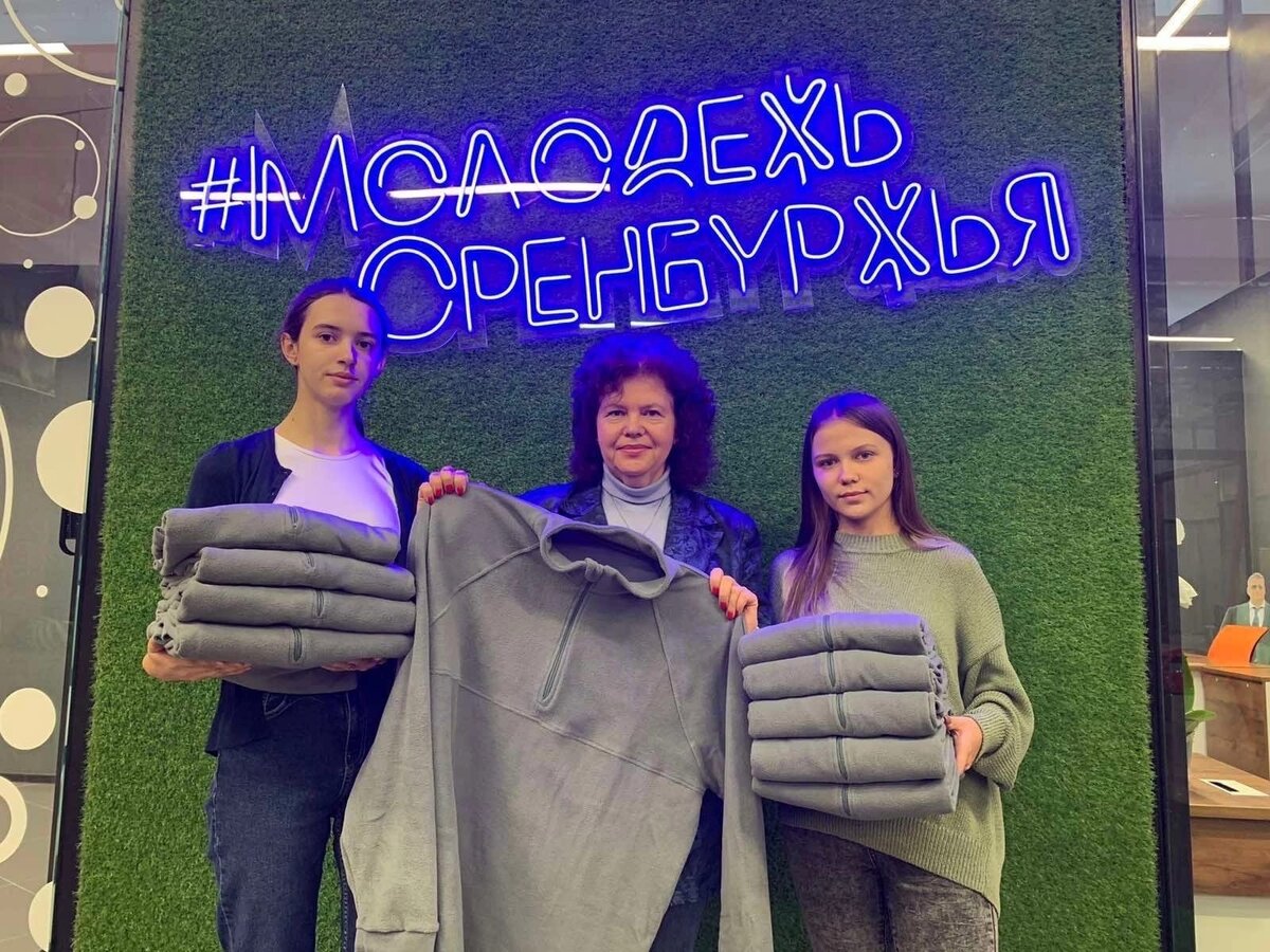    В Оренбурге студентки колледжа шьют для военных теплые толстовки Елена Шкатова