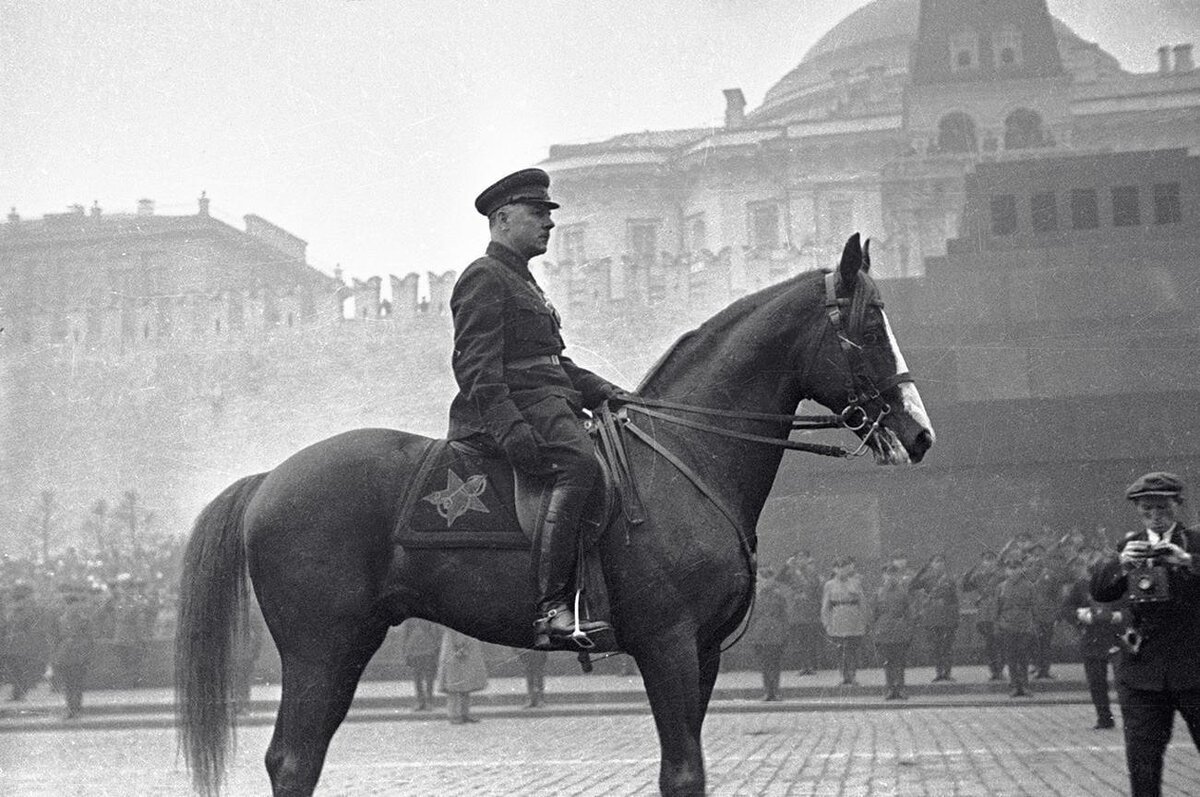 Климент Ворошилов на параде в Москве. 1930-е годы