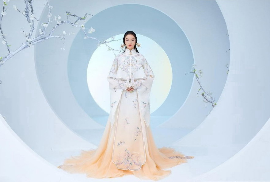 Из коллекции весна-лето 2022 