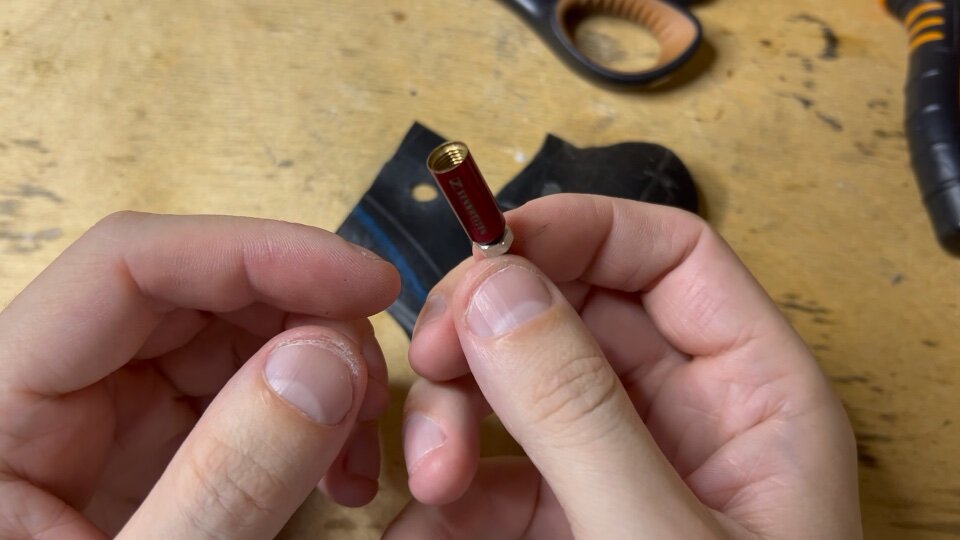 Трубка с винтом.