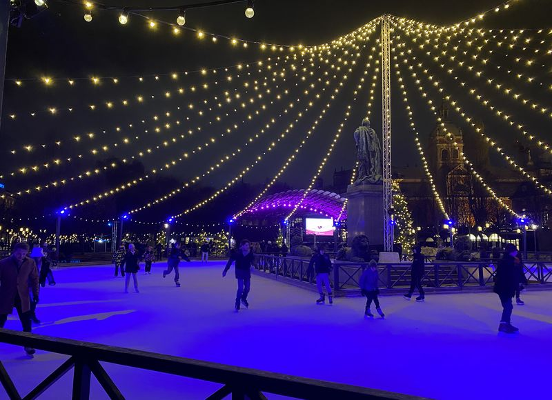 Фигуристы на катке в Кунгстрадгардене в центре Стокгольма, 8 декабря.Фотограф: Ларс Полссон/Bloomberg.
