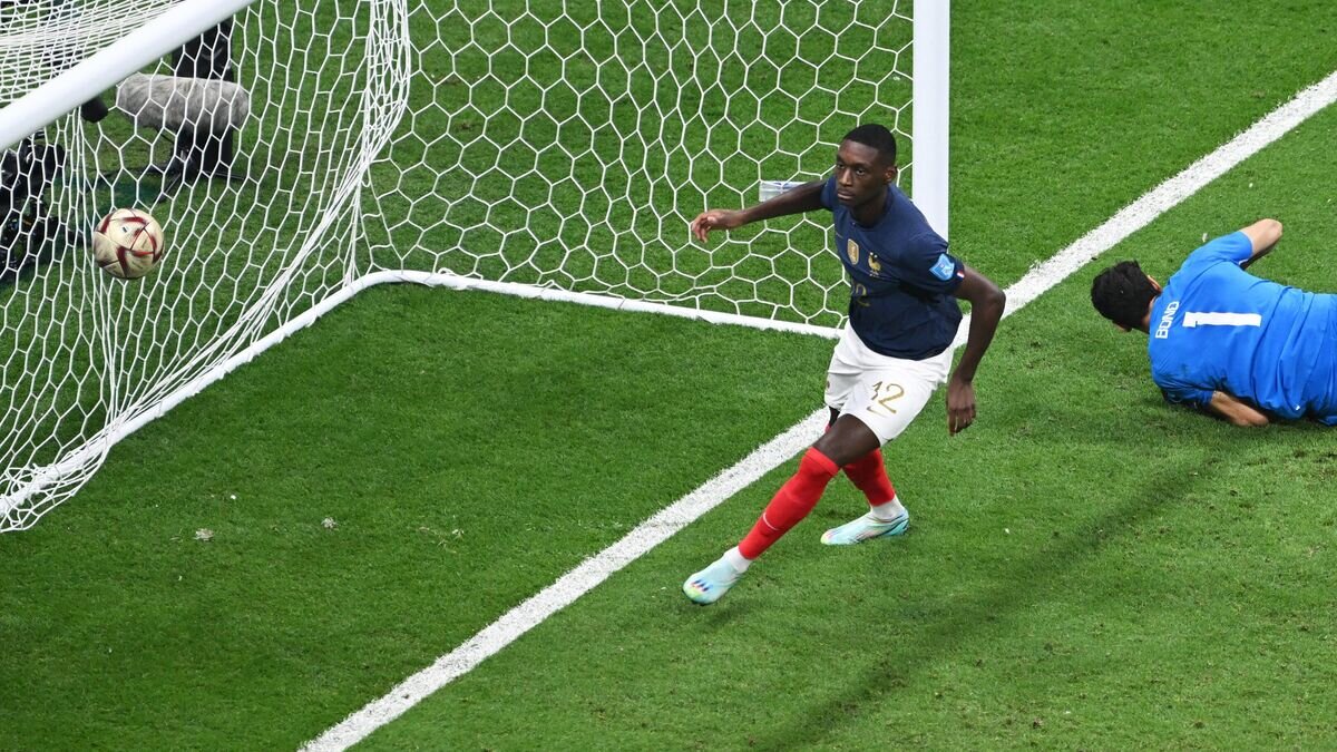    Игрок сборной Франции Рандаль Коло Муани и вратарь сборной Марокко Боно (справа) в матче 1/2 финала чемпионата мира по футболу между сборными Франции и Марокко.© РИА Новости / Григорий Сысоев