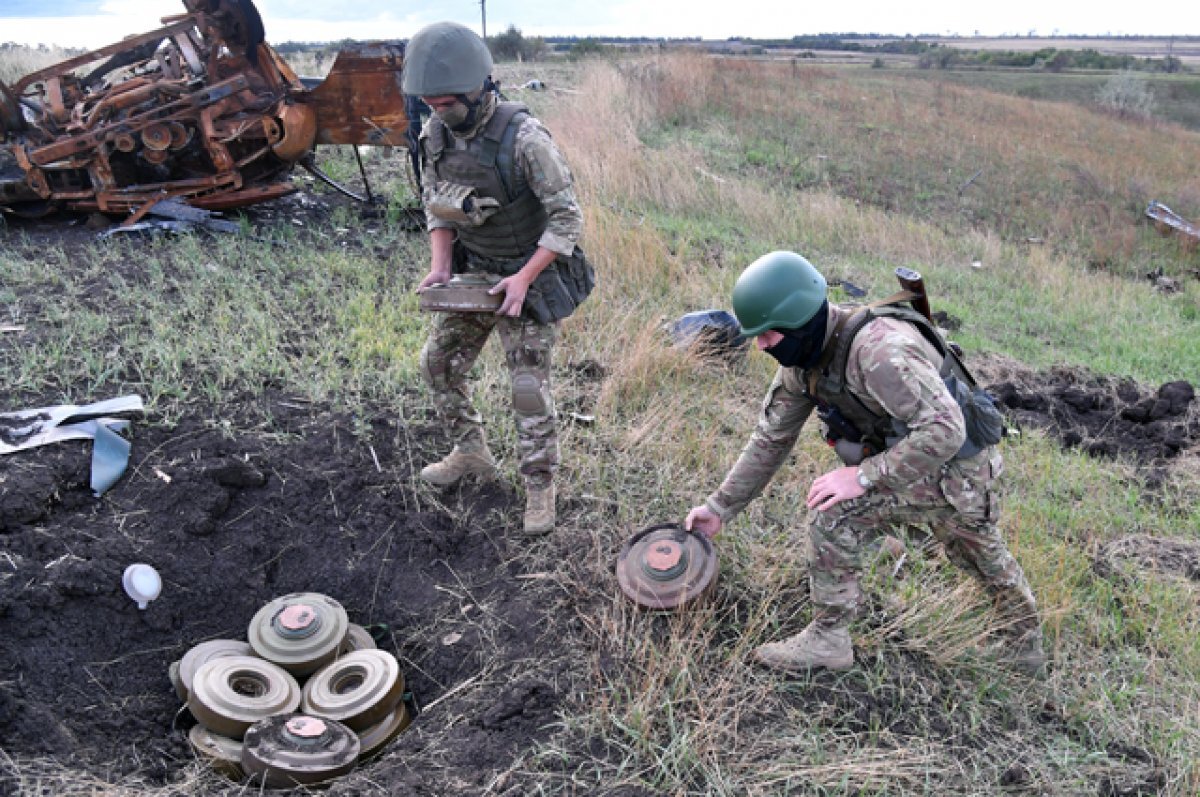    Саперы ЧВК «Вагнер» обезвреживают мины в районе Бахмута.