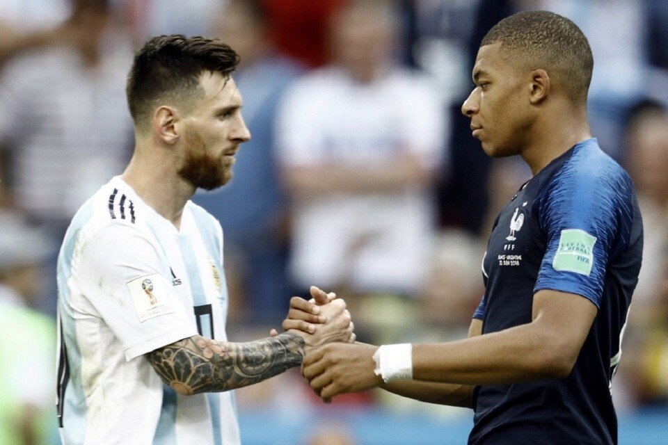     Звезды мирового футбола Лионель Месси и Килиан Мбаппе вновь сойдутся в финале Чемпионата мира. Фото: GLOBAL LOOK PRESS