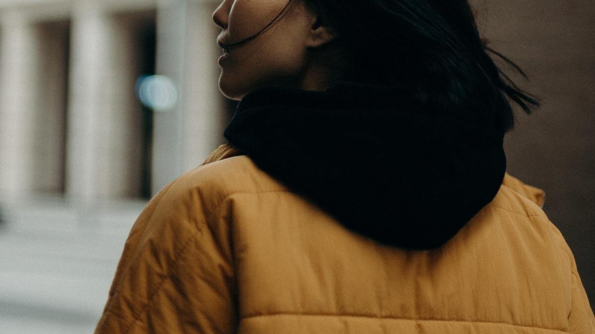    Девушка в куртке идет по улице:pexels.com