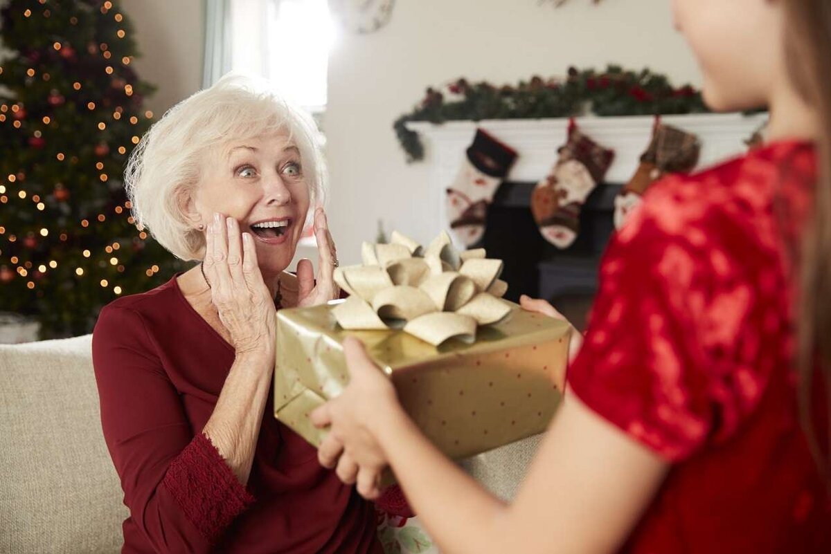 Что подарить бабушке на Новый год | Блог Конфаэль
