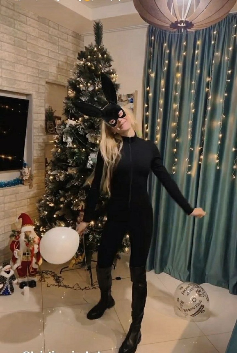     Динара Алимбекова в карнавальном новогоднем настроении. Фото: соцсети