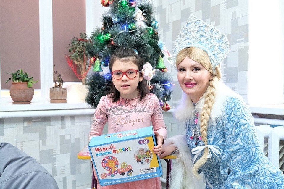     Подарок от губеренатора ребенку вручила снегурочка.