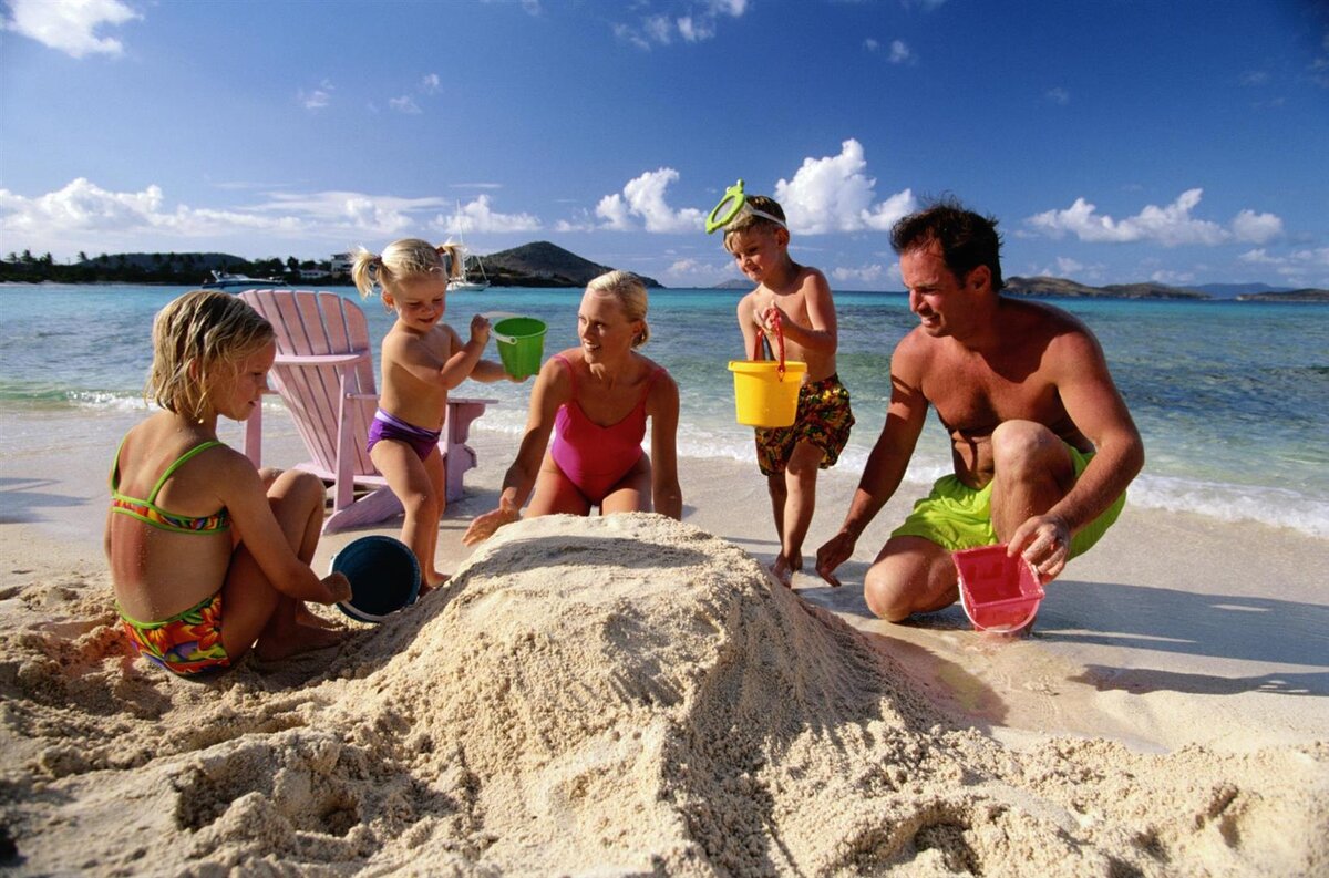 Туры выходного на море. Путешествие с семьей. Семья на пляже. Семья на отдыхе. Туристы на пляже.