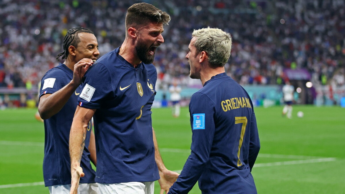    Жиру решил не заметить игрока сборной Австралии. Фото: REUTERS