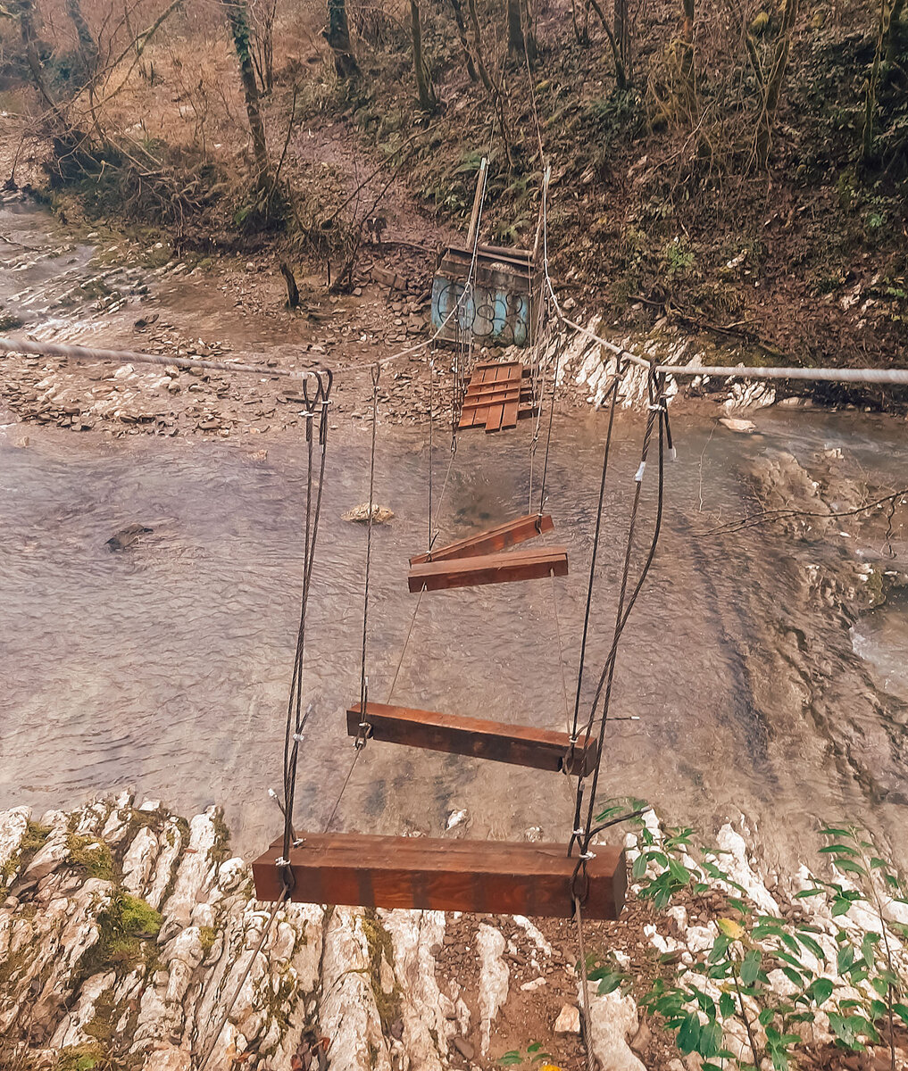 Подвесной мост через реку Агура