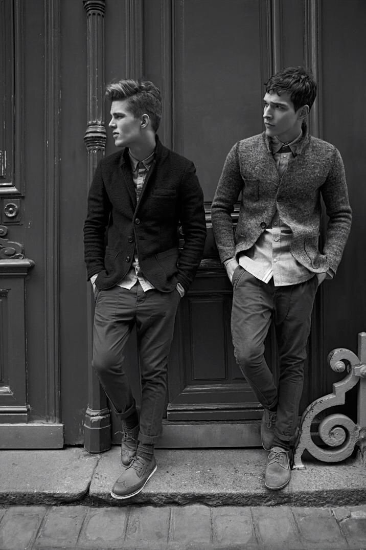 Брат позирует. Ник Лазарев. Фотосессия двух мужчин. Друзья парни. Модный стиль мужской.