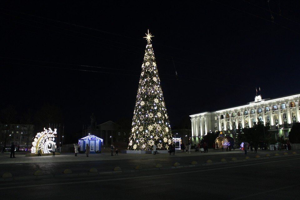     Симферополь прихорашивается к зимним праздникам. Ольга АВЕРЬЯНОВА