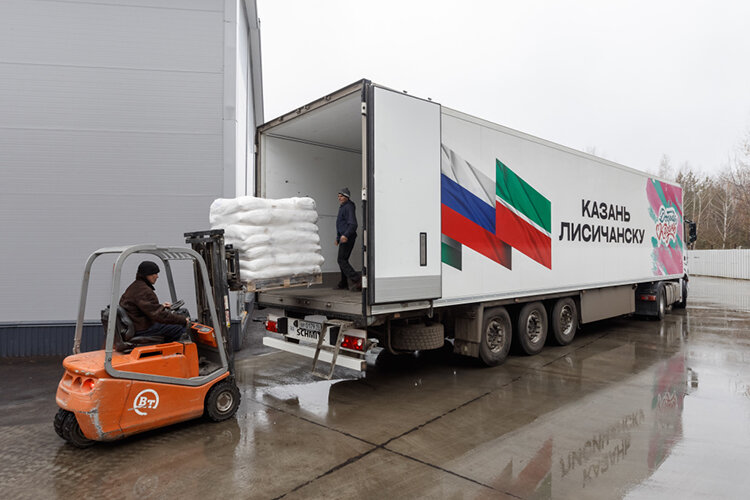 «Мы привозим гуманитарную помощь, на сегодня уже 1,5 тысячи тонн из Татарстана зашло, из которых более 80 процентов — продукты питания» Фото: «БИЗНЕС Online»