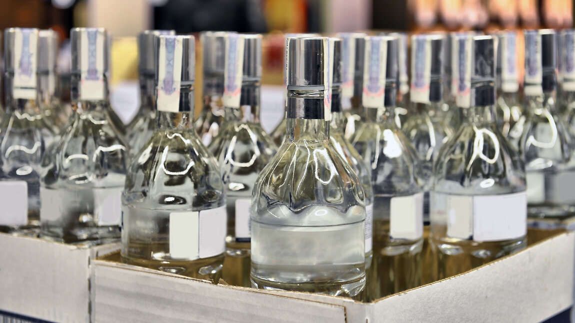    Алкоголь поддельный, срок реальный: в Югре вынесли приговор торговцу суррогатом, из-за которого погибли люди