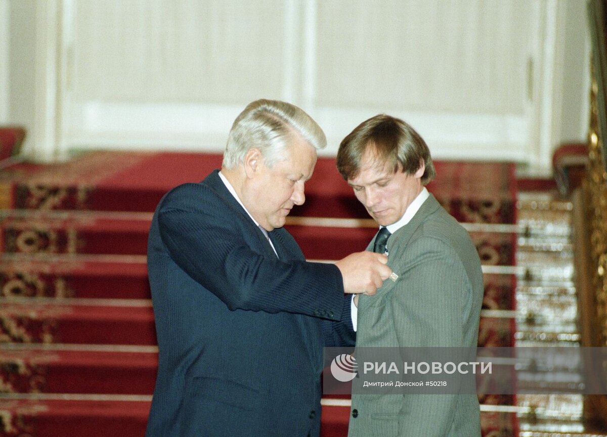 Президент РФ Борис Ельцин (слева) вручает медаль "Золотая Звезда" лётчику-космонавту Сергею Авдееву (справа).