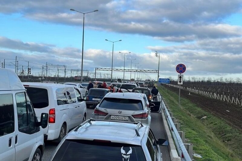    Официальный Симферополь и Краснодарский край сорвали предновогоднюю подготовку Крымского моста