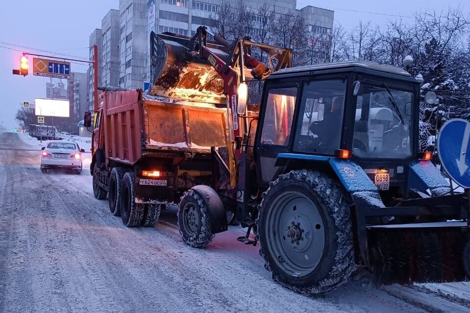     1 января уборка снега продолжается  пресс-службы администрации Барнаула