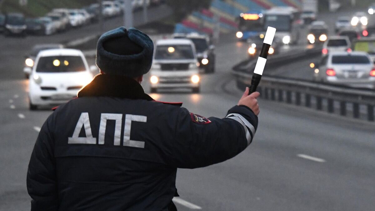    Сотрудник ДПС ГИБДД во время рейда "Нетрезвый водитель" во Владивостоке© РИА Новости / Виталий Аньков