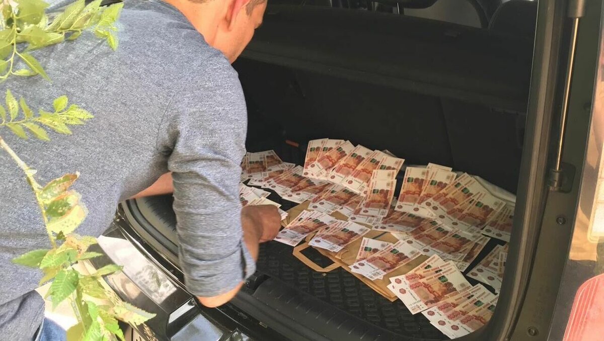     Несмотря на то, что коррупционные скандалы 2022 года не чета делам минувших лет, резонансные случаи с судьями, полицейскими, врачами и сотрудниками надзорных ведомств всё же не прекращались. Самые громкие из них — в материале NewsTracker.