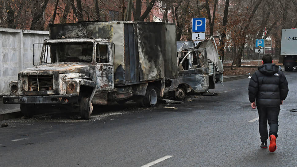 Фото: Анатолий Жданов / Коммерсантъ📷Сожженные грузовики на улицах города