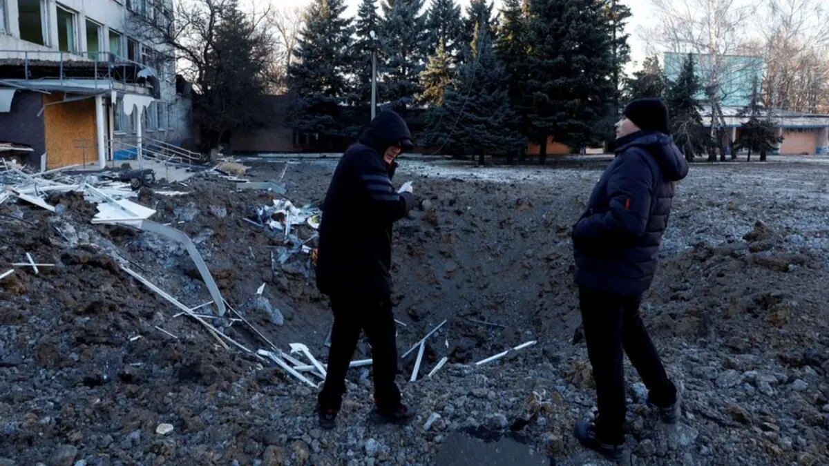 Люди смотрят на место ракетного удара, нанесенного ночью,  Краматорск, Украина, 8 января 2023 года. Фото: REUTERS/Clodagh Kilcoyne