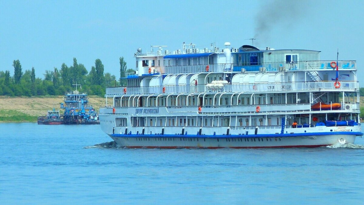     В Ассоциации туроператоров (АТОР) составили рейтинг самых дорогих туров по стране, проданных по итогам прошлого года. Первое место занял 12-дневный речной круиз по Енисею. Компания из семи человек заплатила за него 3,56 миллиона рублей.
