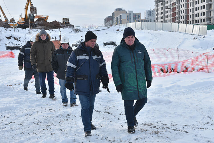    Наиль Магдеев проинспектировал ход работ объездной дороги под мостом через Мелекеску. Пока челнинцы отдыхали, строители уже приступили к работам — сроки не терпят ожидания Фото: nabchelny.ru
