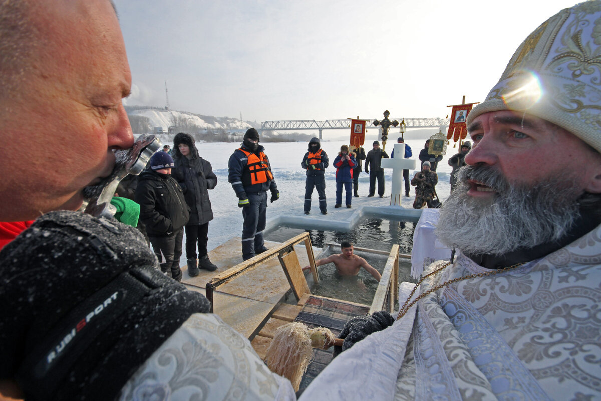 Крещение в екатеринбурге. Крещение в новом Уренгое. Урологи и терапевты после крещенских купаний. Моржи в Томске на крещение.