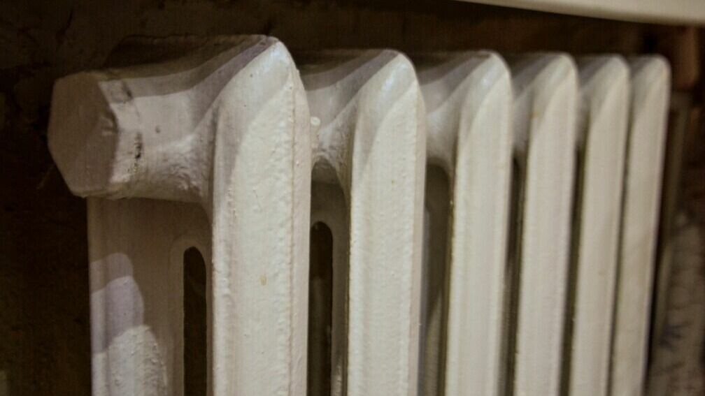     Авария на трубопроводе в Омске оставила без тепла три жилых дома и девять административных зданий во время 30-градусных морозов. Авария случилась на ул. Звягинцева 129/1.