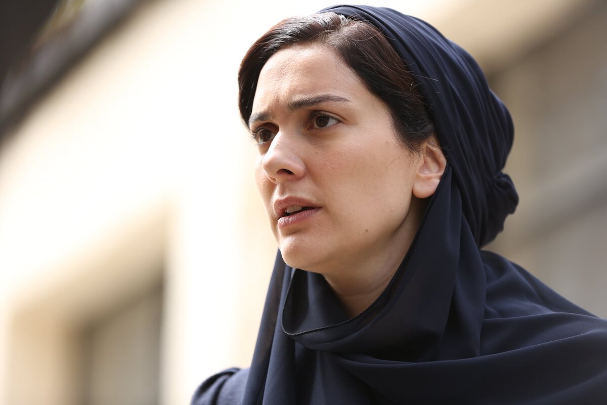 Героиню Бергюзар Корель в сериале "Ты - моя родина" зовут Азизе, что означает "уважаемая, редкая, дорогая, ценная" (фото с сайта "Кинопоиск 