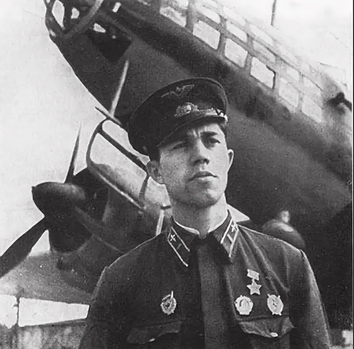 Летчик бомбардировщик дважды герой советского. Молодчий летчик дважды герой советского Союза. Герой сов. Союза Молодчий.