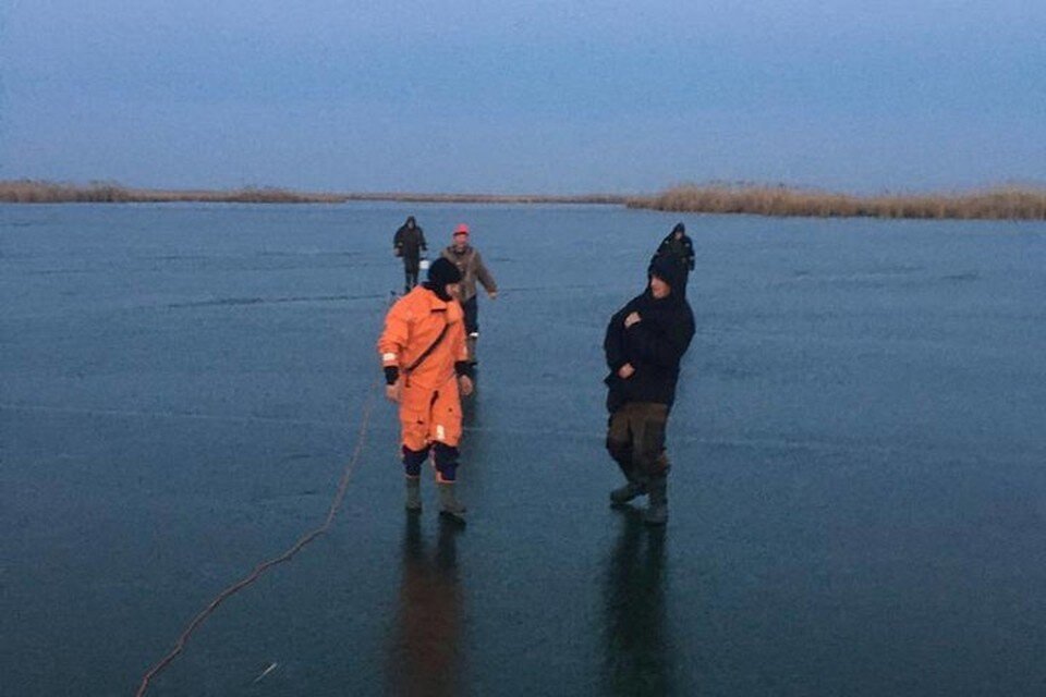     Мужчин благополучно доставили на берег.Фото: ГУ МЧС по Ростовской области