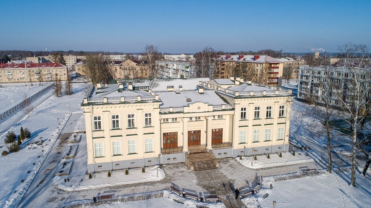 Дворец Друцких-Любецких в Щучине. Дворец был задуман в необычном стиле, барокко и классицизм. Начатое в 1892 году строительство завершили дети князя Владислава, в 1921 году.