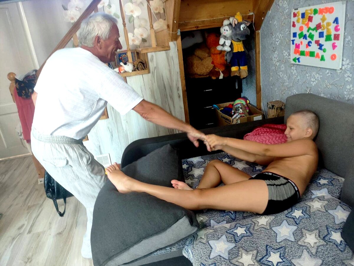 Когда дед собрался домой, а ты не хочешь его отпускать 