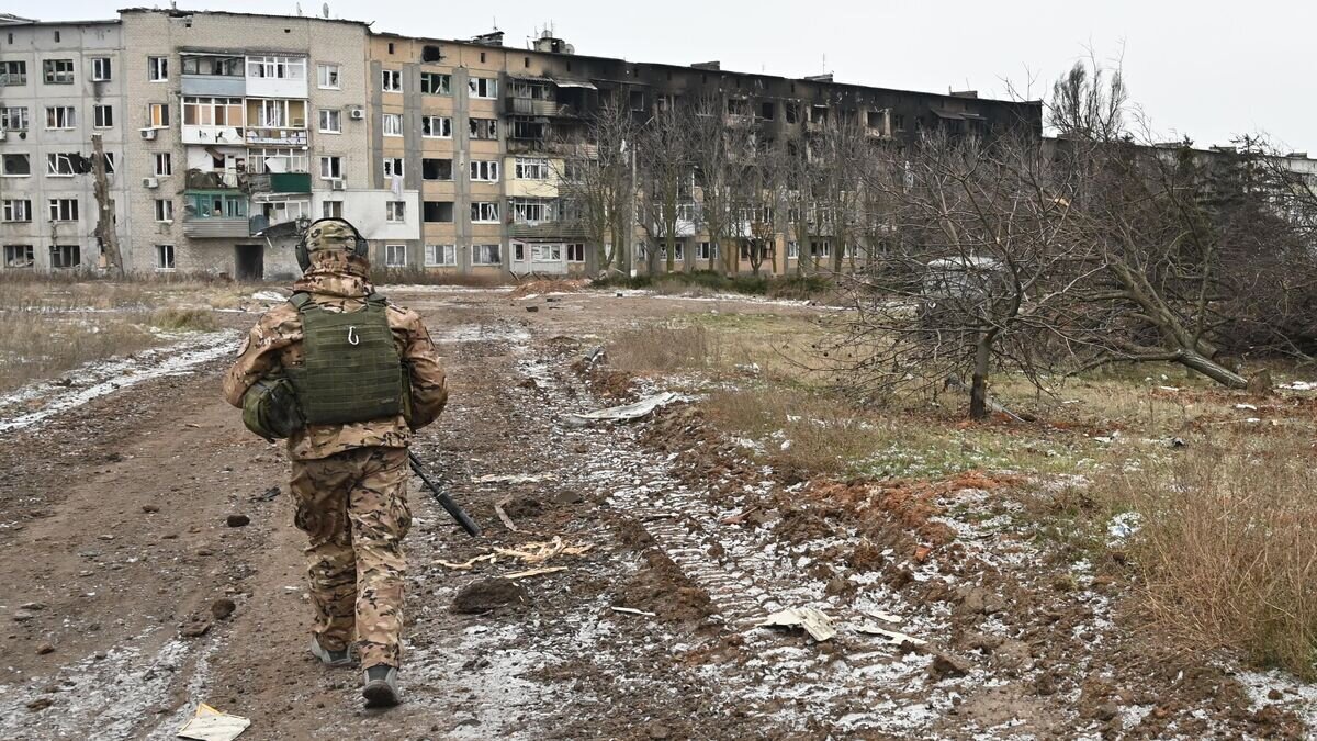    Боец подразделения ЧВК "Вагнер" в Соледаре© РИА Новости / Виктор Антонюк