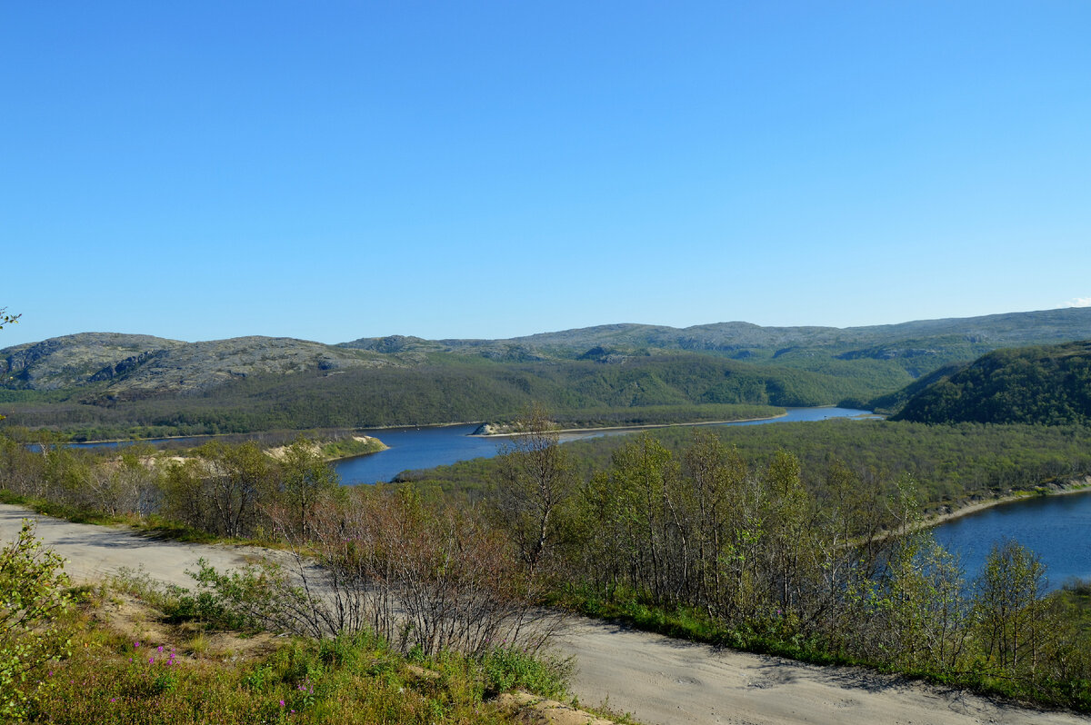 Два длинных прямых острова напротив друг друга 