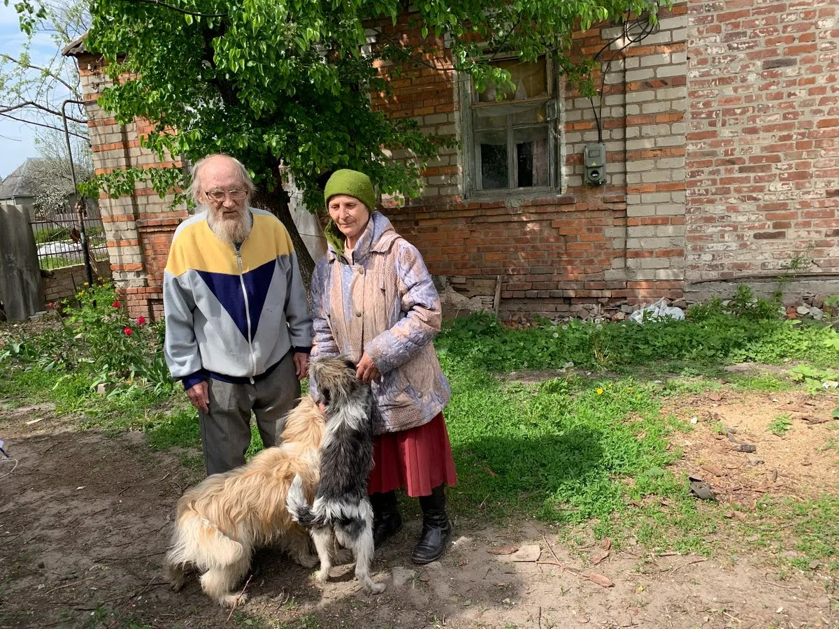 Анна Ивановна и Иван Алексеевич перед своим домом в Большой Даниловке