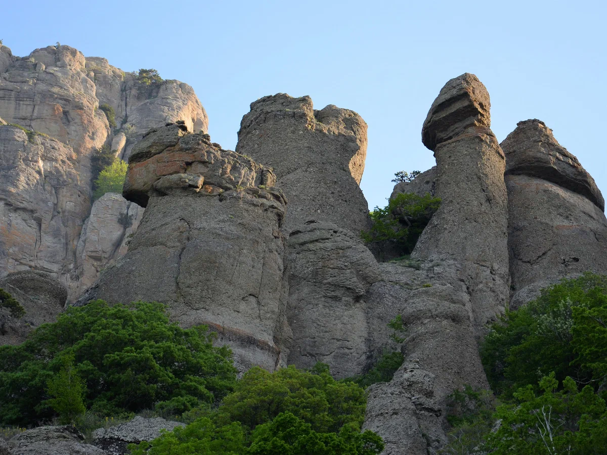 Каменные изваяния Долины привидений в Крыму. Фото автора.