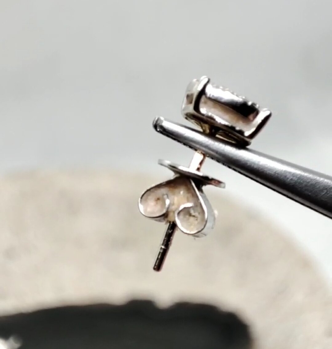 Гвоздик заказчицы забитый грязями 