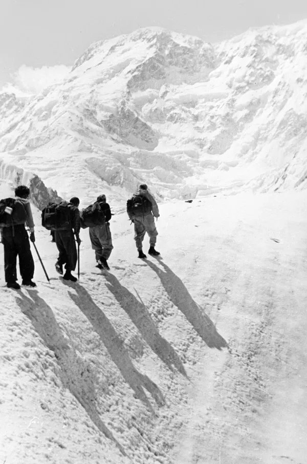 Группа альпиниста Виталия Абалакова во время восхождения на пик Победы в горах Тянь-Шань
