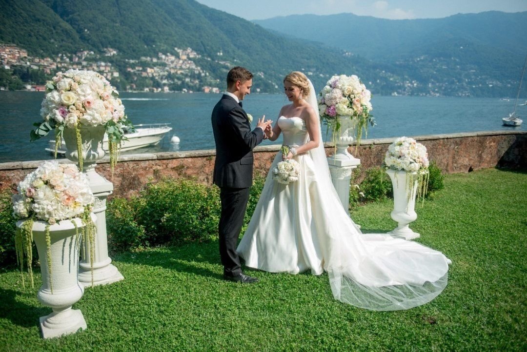 Чья свадьба была. Свадьба на озере Комо. Свадебная церемония в Италии. Свадебная фотосессия в Италии. Свадьба в Италии на природе.