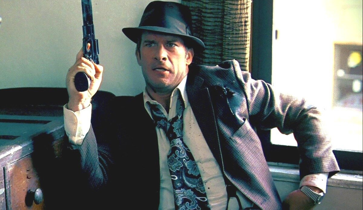 У правильного героя нуара на любое выхватывание револьвера из кобуры всегда заготовлена ироничная реплика. А то и не одна.