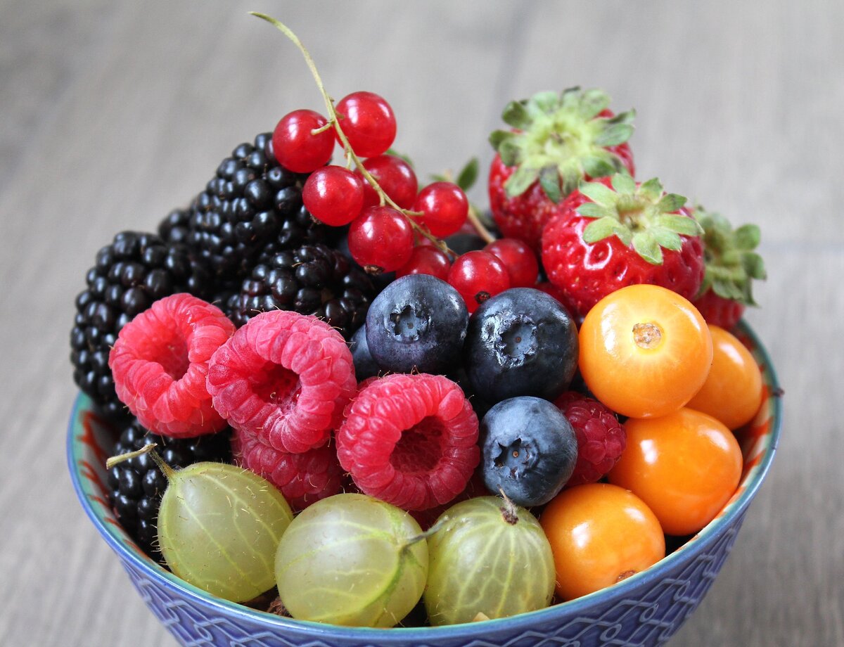Из 8 кг свежих фруктов. Красивые ягоды. Красивые фрукты. Разноцветные ягоды. Плод ягода.