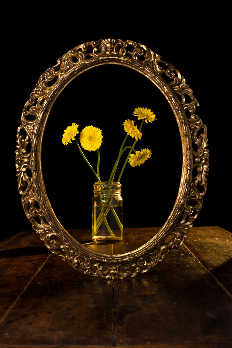 Источник:<a href="https://ru.freepik.com/free-photo/vertical-shot-of-yellow-flowers-in-a-glass-jar-reflected-on-the-mirror_10186371.htm#page=4&query=%D0%B7%D0%B5%D1%80%D0%BA%D0%B0%D0%BB%D0%B0&position=23&from_view=search&track=sph">Изображение от wirestock</a> на Freepik