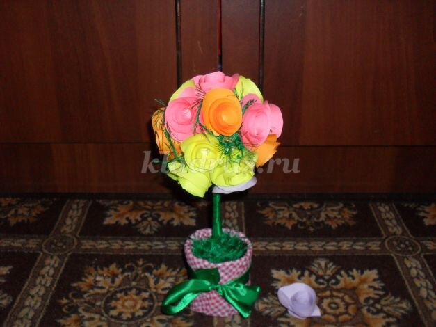 Топиарий с цветами из гофробумаги | Фигурная стрижка куста, Топиар, Флористика