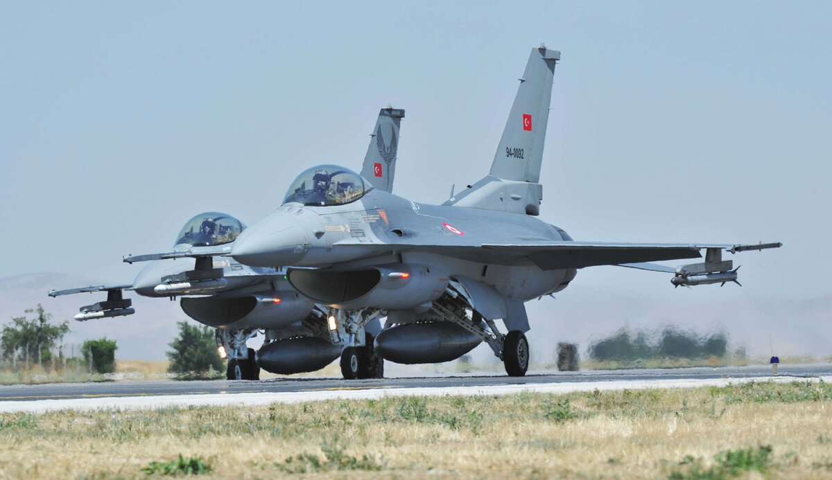  истребитель F-16 Fighting Falcon ("Атакующий сокол")