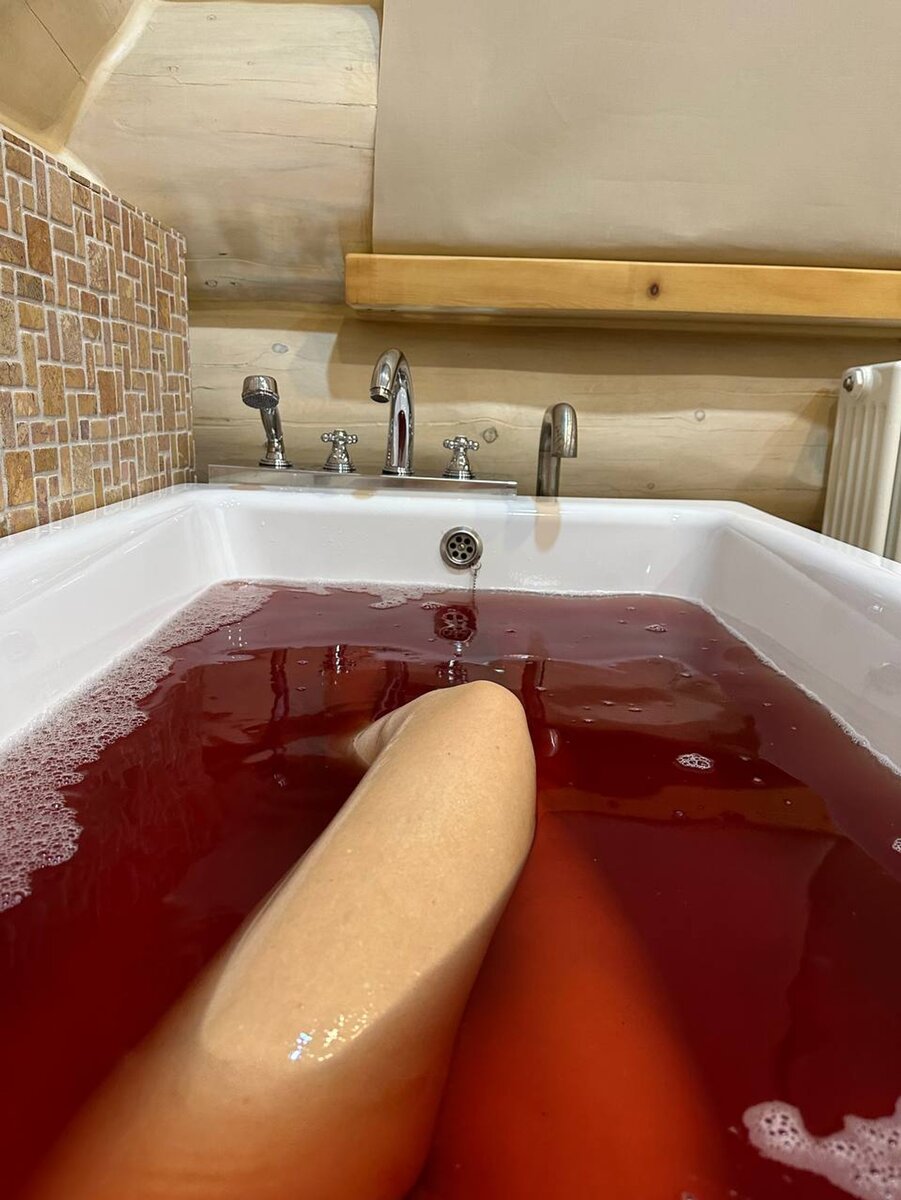    Ксения Собчак принимает мараловую (пантовую) ванну Фото: Telegram-канал «Собчак»